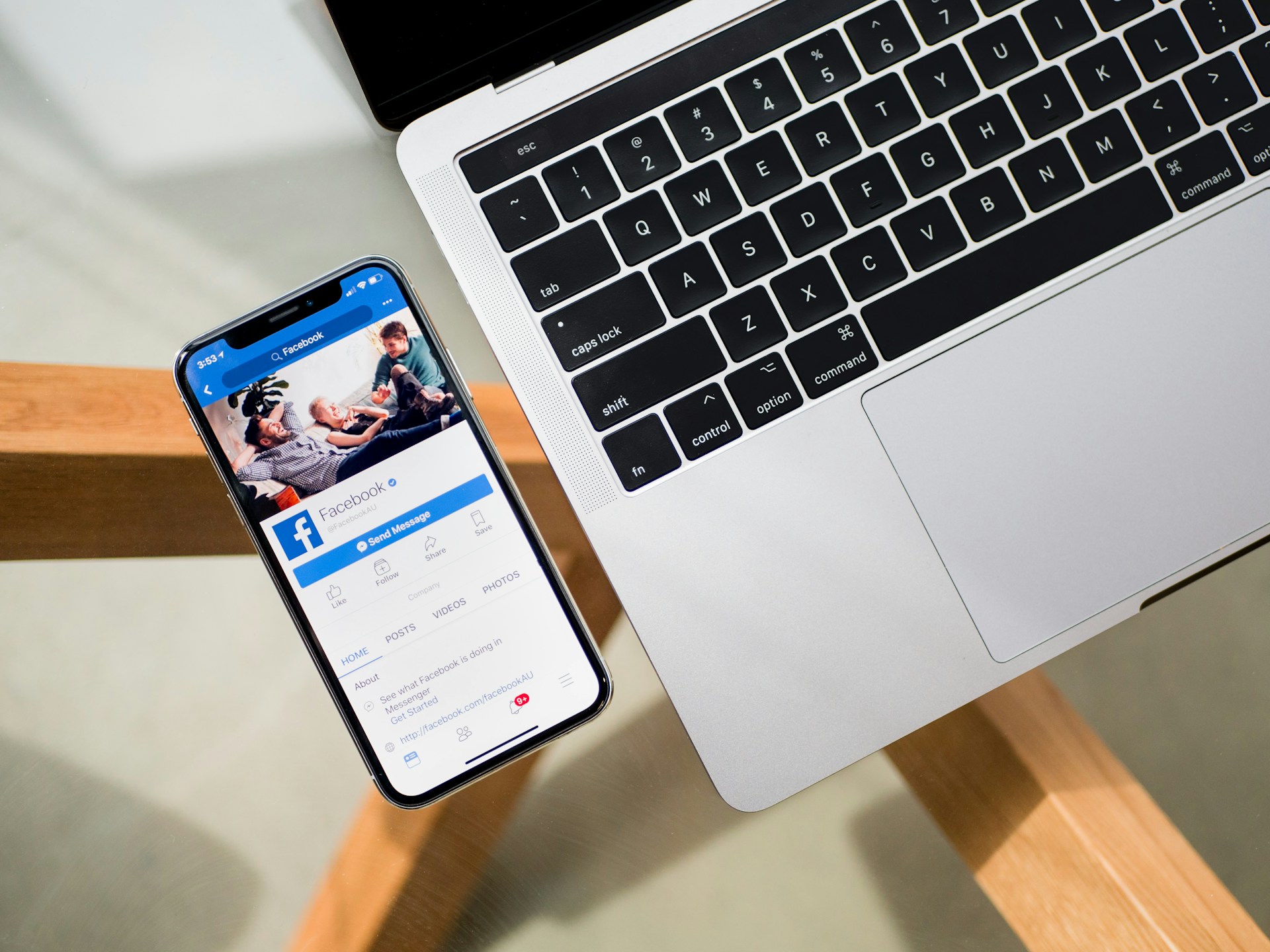 timothy-hales-bennett-OwvRB-M3GwE-unsplash Ældre herre til IT-kursus