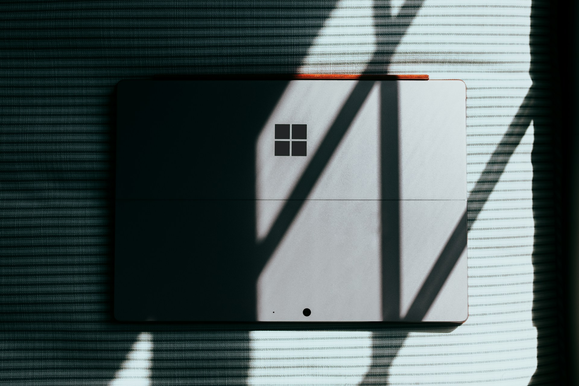 surface-EpX4aQncCWY-unsplash Ældre herre til IT-kursus
