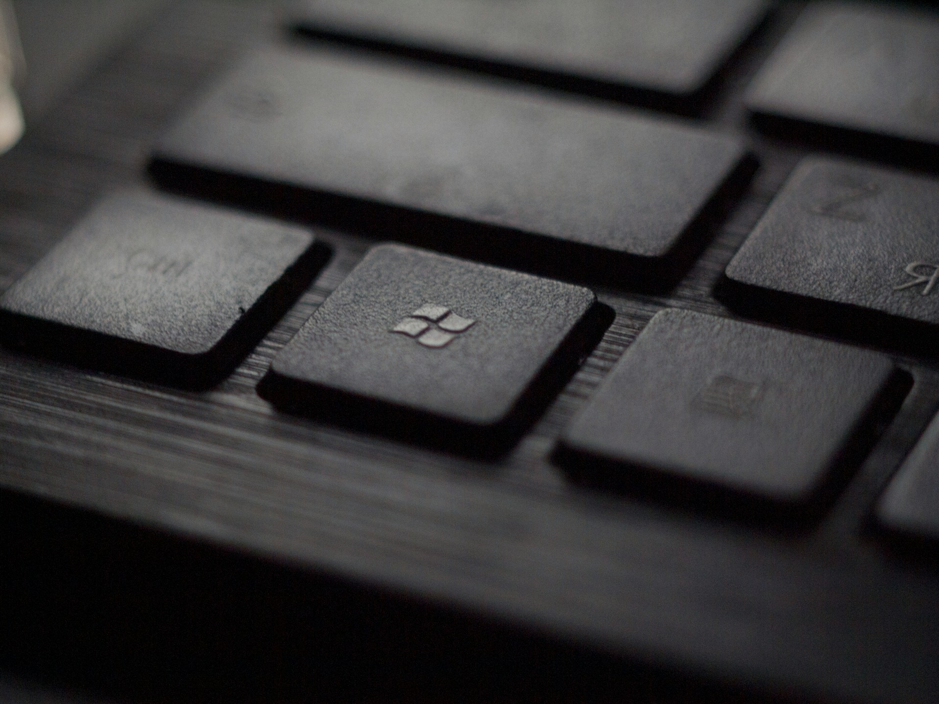 tadas-sar-T01GZhBSyMQ-unsplash Ældre herre til IT-kursus